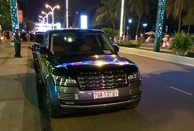 Range Rover va Ferrari hon 30 ty lan banh tai Nha Trang